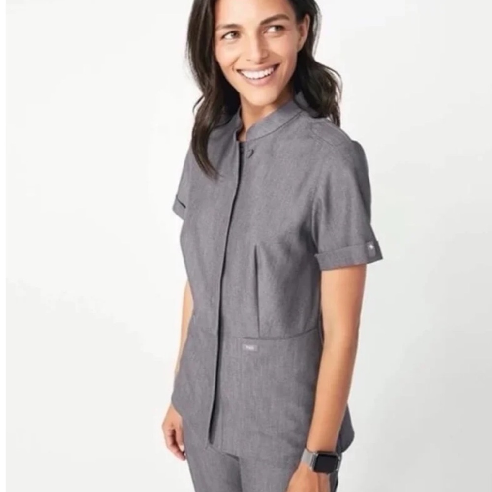 FIGS Epaulet Camp Scrub LIRA top in Black XS